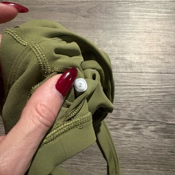 Women’s Lululemon Cropped Tank 2 - Picture 5 of 5